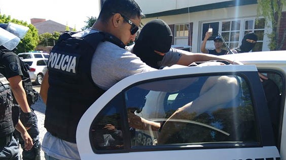 Momentos en que los efectivos policiales detienen a dos de los jóvenes acusados del asesinato de Tesoro.