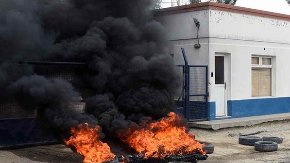 Reclamo. La protesta con quema de gomas sobre el portón de acceso a la firma pesquera de Puerto Madryn.
