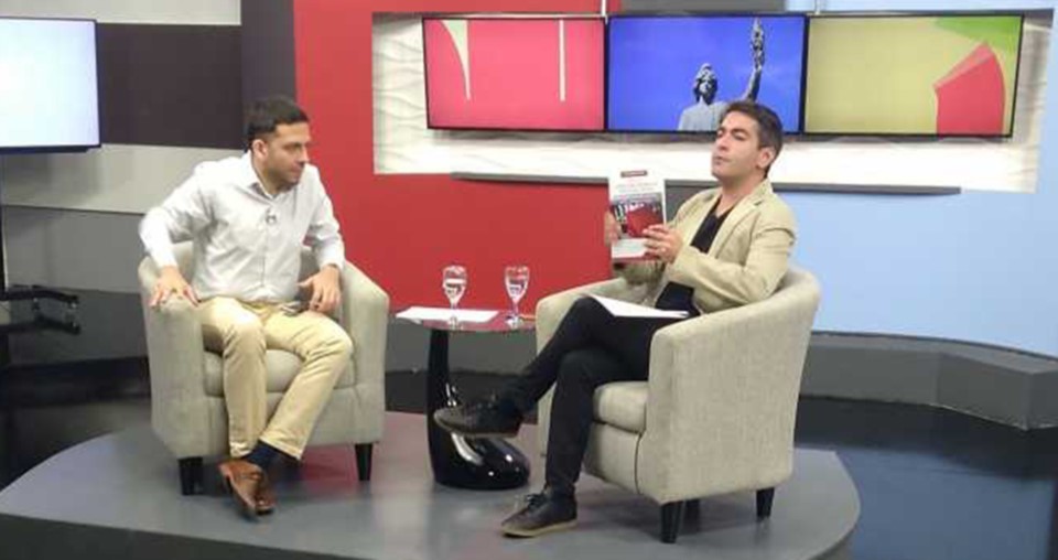 El abogado Almenar, es entrevistado por el periodista Martín Berrade por la televisión pública del Chubut.