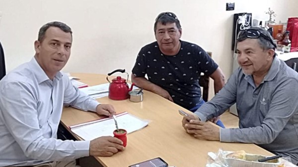 Héctor Castllo junto a Norman Evans y Adolfo P. Mesas (SITPRENCH).