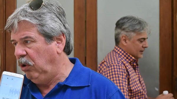 Uno sale, el otro ingresa. Milani participó de la cita con el Gobierno.