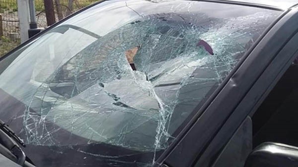 Los hachazos contra los vidrios del auto alarmaron a la vigilancia policial, que no tardó en intervenir.