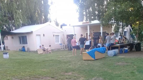 Momentos en que las autoridades llegaban para identificar a los presentes en la fiesta.