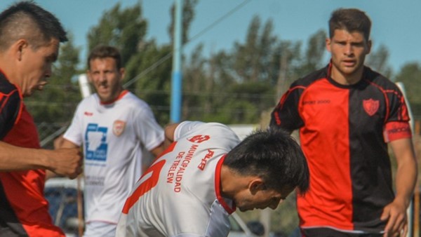 Tomás Amado cubre la pelota ante la marca del “Mariachi” Helgueta.