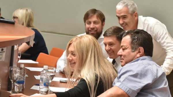 Tiempo libre. Encabezados por Papaiani, parte de los diputados se dedicaron a autoretratarse en Rawson.