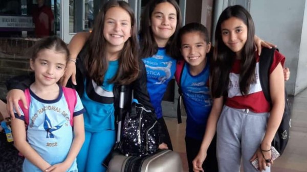 Los gimnastas antes de salir de la terminal de omnibus rumbo a San Juan.