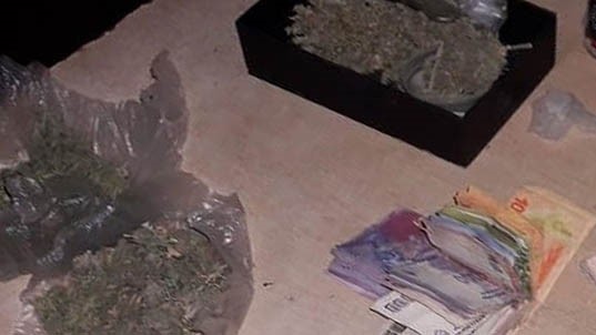 Una importante cantidad de marihuana y dinero nacional y extranjero fueon incautados en la madrugada.