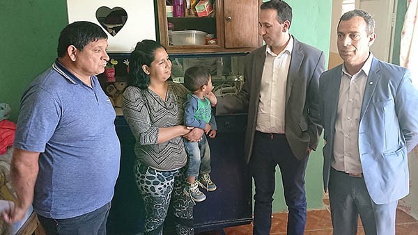 Ayer el intendente visitando a una familia en Moreira donde entregó el mejoramiento habitacional.