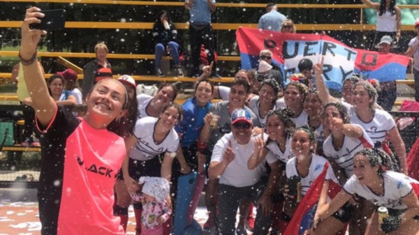 Momento del festejo de las jugadoras, el domingo pasado. En cancha de Patoruzú, Puerto Madryn RC goleó a Bigornia y es el mejor equipo del año.