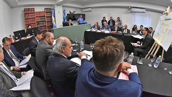 El empresario Martín Castillo diseñó un particular cartel donde mostró en detalle la cronología de los cobros multimillonarios de la obra del Muello de Puerto Rawson.