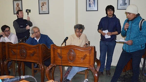Jóvenes. Los estudiantes fueron al Concejo para pedir que se les garantice el transporte gratis en Esquel. 