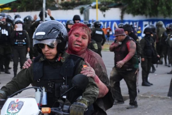 Incendiaron la alcaldía de Vinto, Cochabamba, en Bolivia y secuestraron a su alcaldesa, Patricia Arce Guzmán, del partido de Evo Morales.