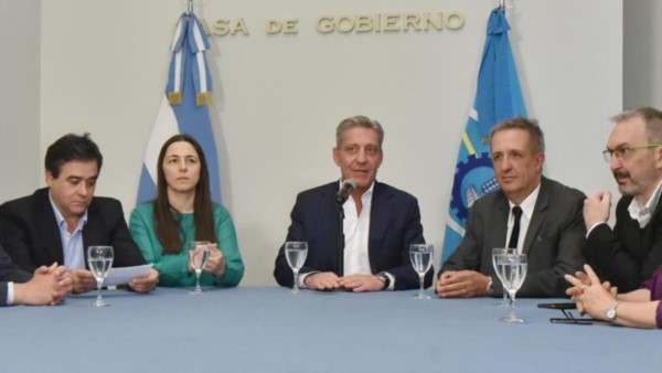 El gobernador ratificó en conferencia a la cúpula policial tras los incidentes con los docentes.