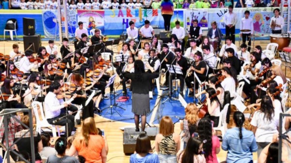 Mariana Navarro al frente de la Orquesta durante el concierto desarrollado en el Gimnasio Municipal.
