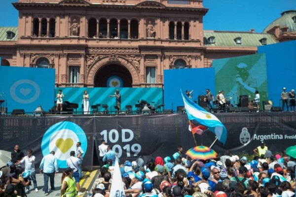 Con una tremenda versión del Himno Nacional, terminó el festival musical en la Plaza de Mayo.
