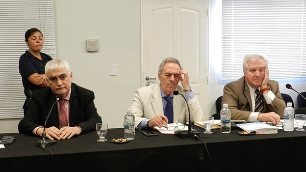 Trío. Desde la izquierda, el juez König junto con los defensores Arnaldo Barone y Alfredo Pérez Galimberti.  