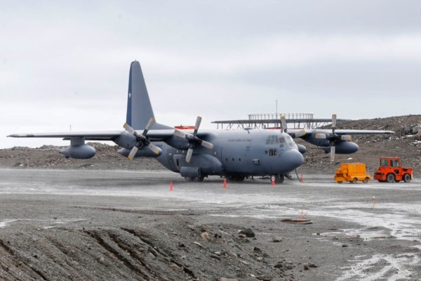 Encontraron materiales en el Pasaje de Drake que podrían pertenecer al avión Hércules desaparecido.