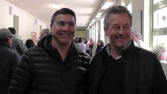 Tapones de punta. El exintendente Daniel Cárdenas (izquierda) en tiempos más sonrientes con Pol Huisman.