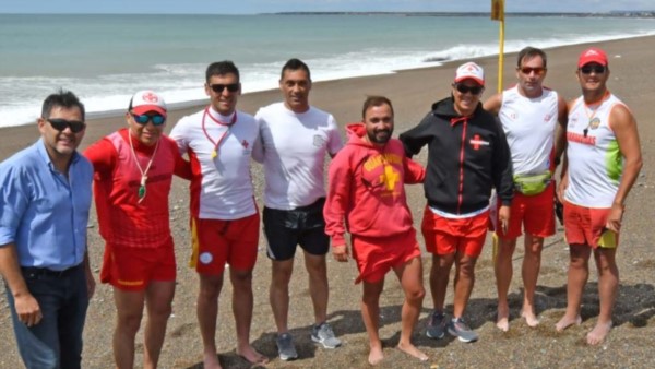 Equipo. Una postal de los funcionarios con parte de los guardavidas empezando la actividad en Playa Unión.
