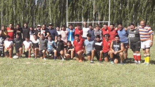 Todas las divisiones de La Española RC se juntaron ayer por la tarde para despedir el año con el primer “seven a la bolsa”. Además, anoche también se realizaba la fiesta de fin de año.