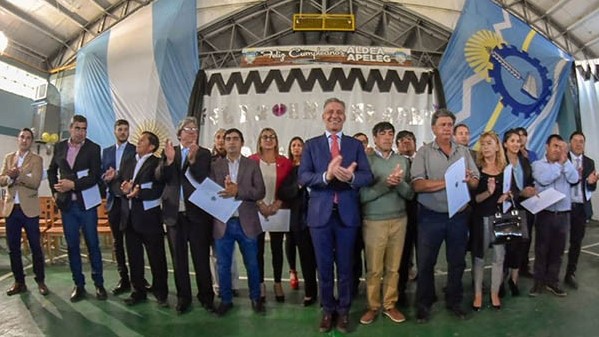El gobernador Arcioni junto a los jefes comunales a los que se les tomó juramento para una nueva gestión en cada una de sus localidades.