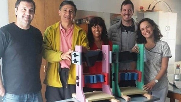 Estudiantes de carpintería con las sillas posturales y bipedestadores.
