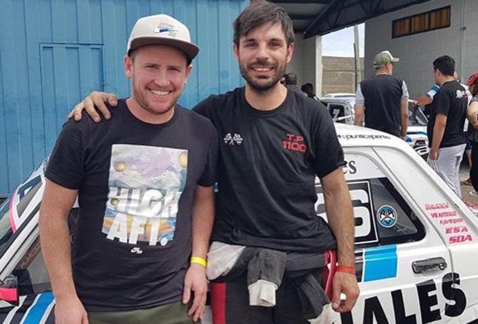 Martín Jones junto al corredor y motorista Darío Spina. Se adjudicaron el 1er puesto en la sumatoria de puntos, por el aniversario del petróleo.