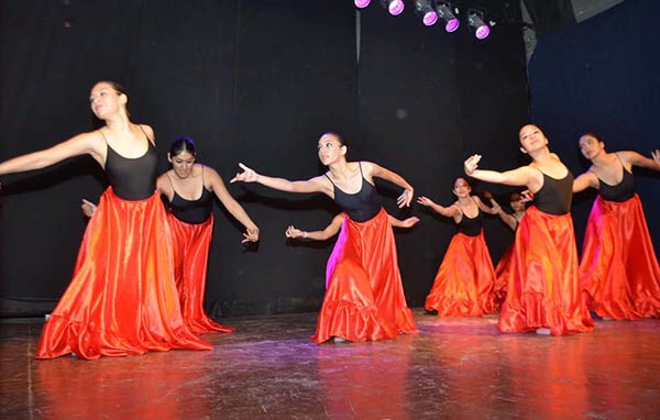 La capacidad del edificio se vio colmada durante las dos noches por la asistencia de padres, familiares, amigos y personas interesadas en la danza.