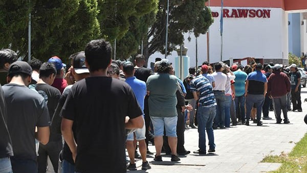 Necesidad. En un año crítico, los municipales debieron hacer cola para poder cobrar por fin su aguinaldo.