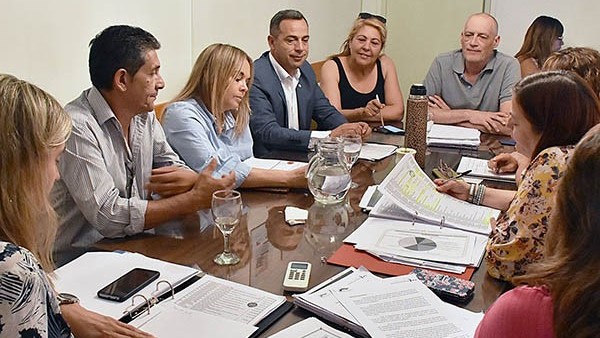 Cifras. Castillo les explicó el presupuesto para su área de ayuda social a los concejales de Trelew.