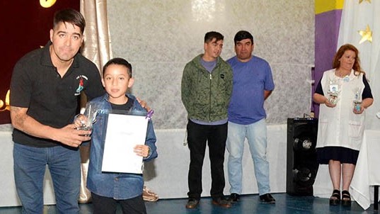 Una ceremonia muy emotiva vivieron los chicos que terminaron sexto grado en la Escuela Nº 54.