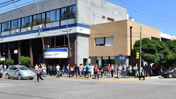 Parecía un estreno. Cheques en mano, los municipales hicieron una larga fila bajo el sol rawsense para poder cobrar sus aguinaldos. 