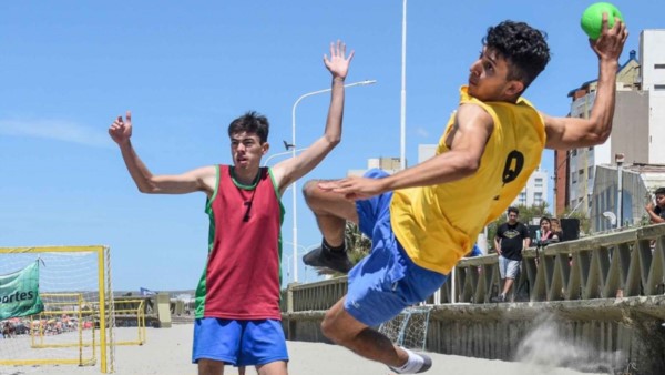 El equipo Paso Cero derrotó en semifinales a Frijolines, por 2-0, y luego en la final, el elenco de Trelew venció a Madryn Beach Handball, también 2-0.