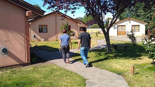 Inspección. Los funcionarios recorrieron los alojamientos de la tercera edad para intentar mejorarlos.