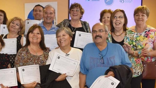 Los talleristas con sus certificados de finalización del ciclo 2019.