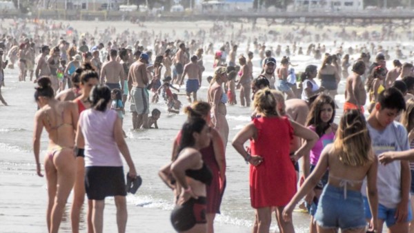 Calor. La costa de Puerto Madryn se colmó de veraneantes que disfrutaron de las cálidas aguas del Golfo.