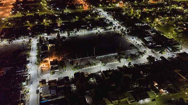 Panorámica nocturna del Bº Sur de Trelew con su nueva iluminación.