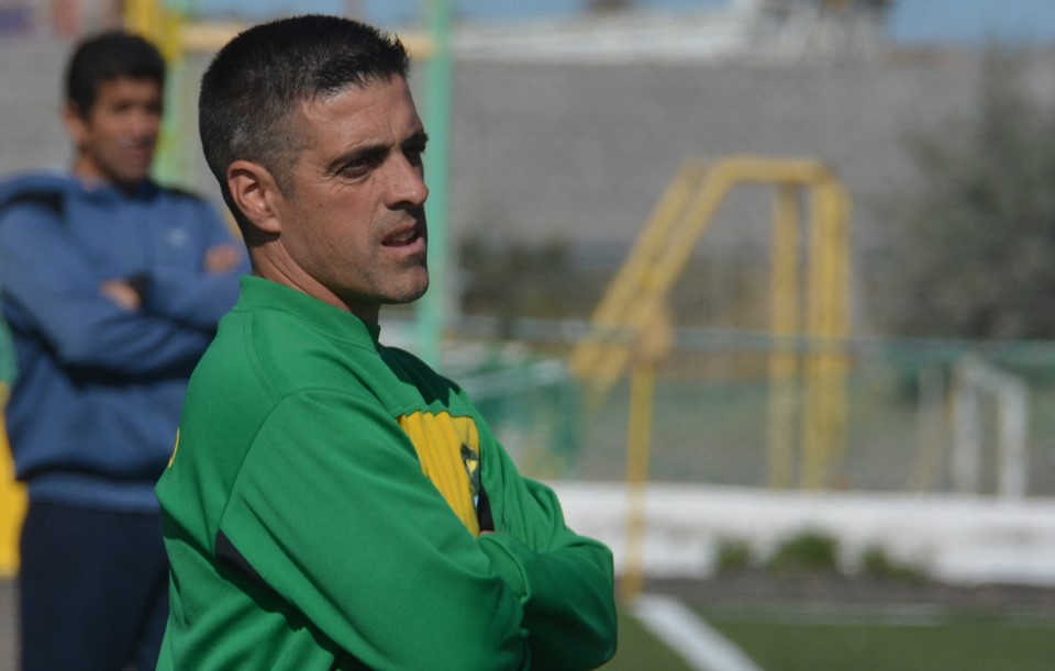 Isaías Aberasturi, técnico de La Ribera, quiere guiar al “Canario” al primer título interligas de su historia.