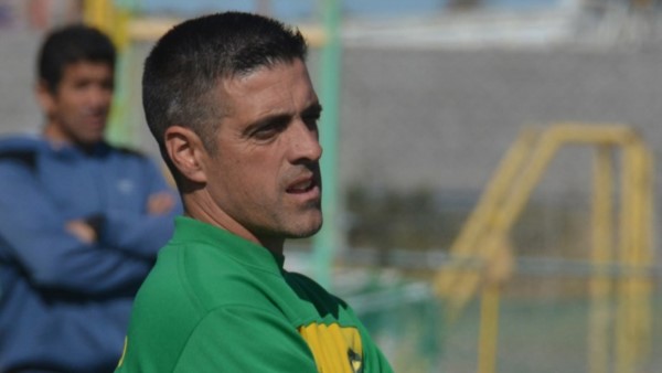 Isaías Aberasturi, técnico de La Ribera, quiere guiar al “Canario” al primer título interligas de su historia.