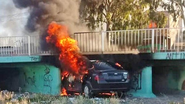 El incendio se produjo debajo de un puente donde cruza el desagüe con un vehículo totalmente afectado.