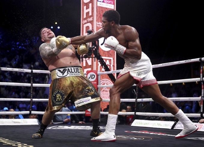 El mexicano visiblemente pesado no se movió durante la pelea y el inglés recorrió el ring con gran movilidad y condición física para conectarlo.