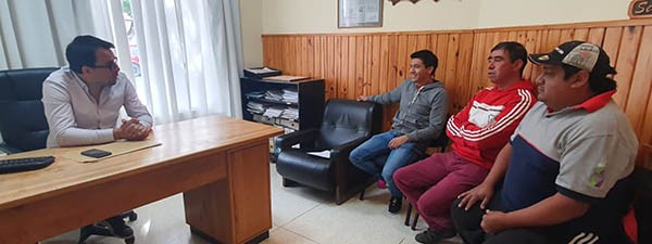 Trato hecho. Una postal de los referentes del Ejecutivo junto con los sindicalistas luego de cerrar la negociación salarial en la cordillera.