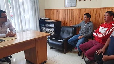 Trato hecho. Una postal de los referentes del Ejecutivo junto con los sindicalistas luego de cerrar la negociación salarial en la cordillera. 