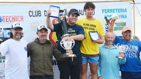 El podio. Ariel Aranea y Darío Pucheta (2º), Nico Ruiz y Agustín Valiña (1º) y Fernando Arabia y Adrián Valiña (3º).