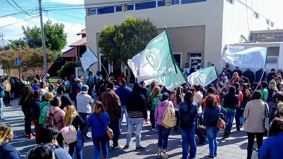 La manifestación de ayer con los auxiliares a los que se sumarán trabajadores de la Administración Central.