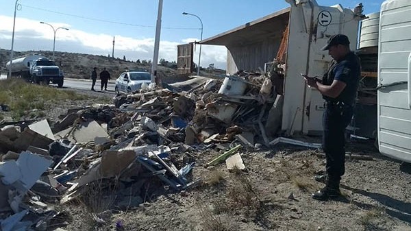El camión quedó volcado sobre la banquina y su conductor no sufrió lesiones. Allí trabajó Criminalística.