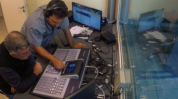 Los técnicos de FM Tiempo operando el flamante equipo Solidyne Unidex UX24, recientemente instalado.