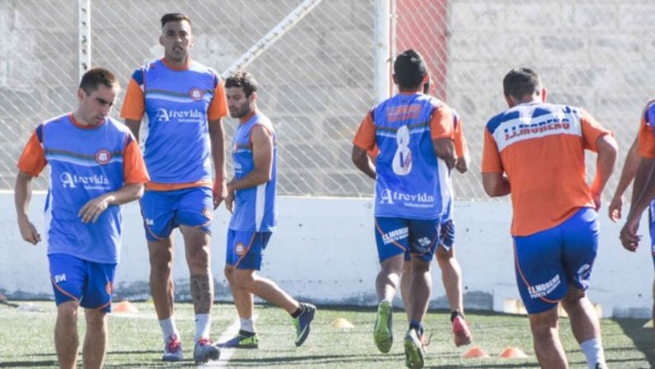 El plantel de J.J. Moreno se entrenó ayer en la cancha de Alianza Fontana Oeste.  Allí, el “Naranja” ganó los 18 partidos afistas que disputó. 
