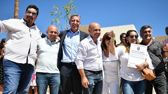 El gobernador y el intendente de Madryn junto a los adjudicatarios de las viviendas.