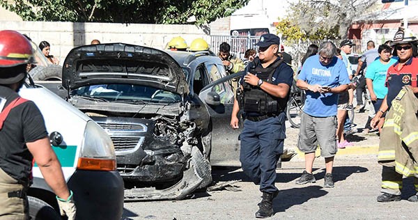 Todo roto. Momentos en que Bomberos y Policía procedían en el lugar donde se produjo el duro impacto.